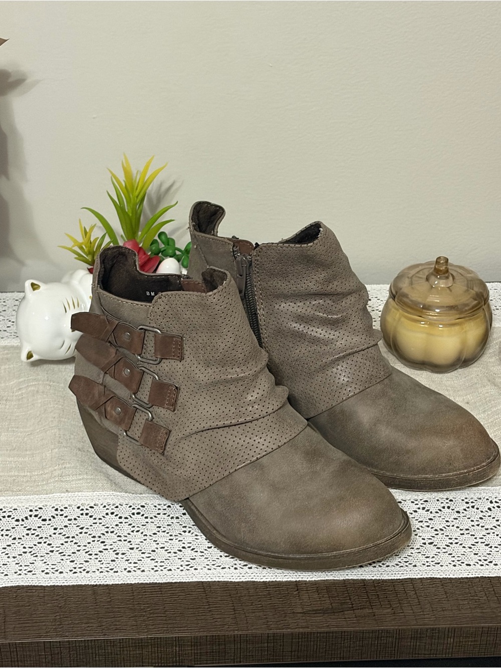 Jellypop Women’s Size 8M Taupe Brown Triple Buckle Ankle Booties